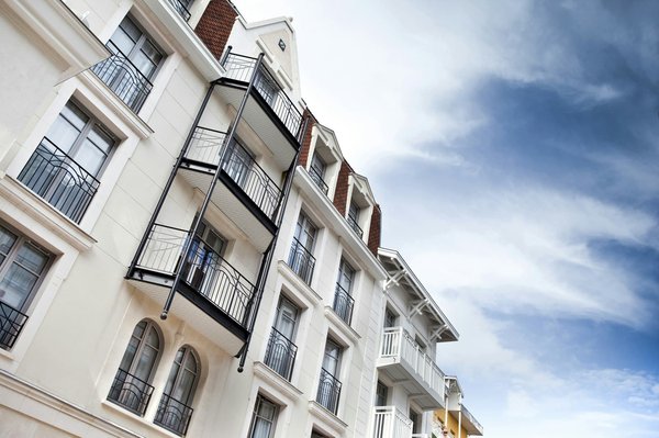 Peut-on louer une villa en Italie avec des cours de peinture et des visites de cités médiévales?